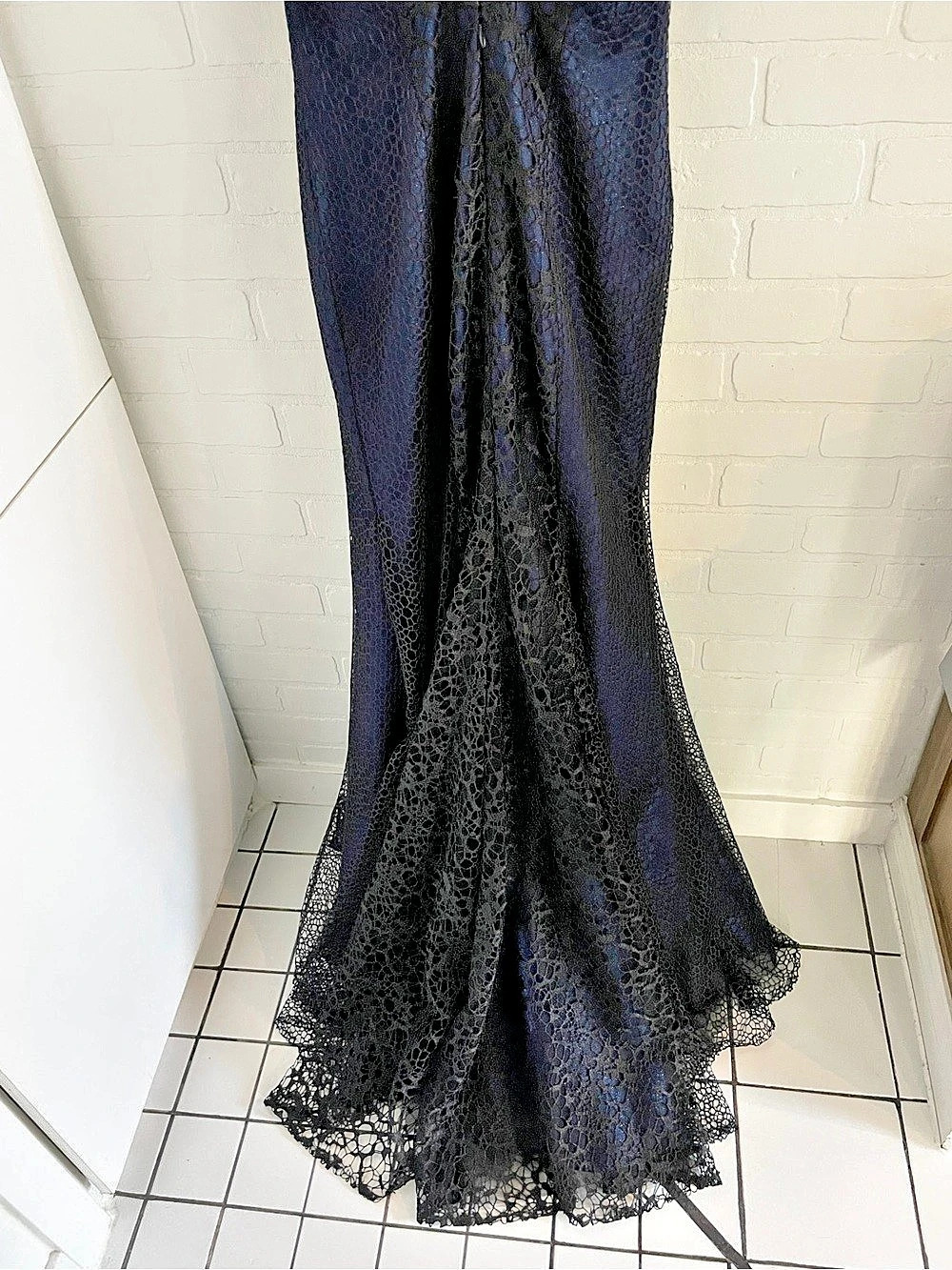 Monique Lhuillier Dark Mermaid Lace Gown Open Back Train Sz 6 - Picture 13 of 16
